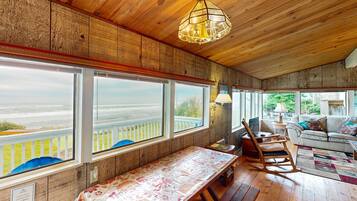 Télévision, cheminée, lecteur de DVD, livres