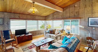 Comfy oceanfront home three blocks to the beach with amazing views - dogs OK