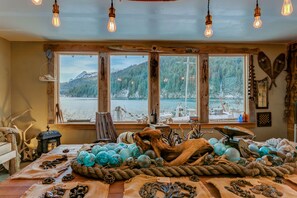 Interior - Pioneer Cabin, Stunning Views, Glacier, Park, Kayaks, Fishing, Bear Viewing. (Seldovia Village)