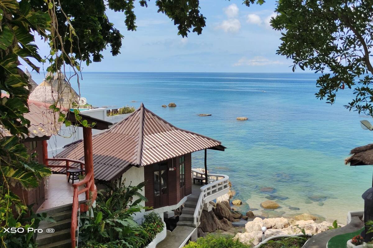 Triple Bungalow With Sea View | Peralatan tempat tidur hipoalergenik, bar mini, peti besi dalam bilik 