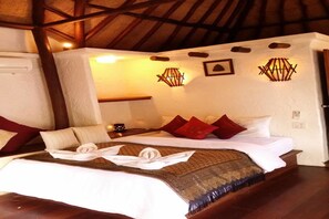 Hypo-allergenic bedding, minibar, in-room safe, desk - Clear View Resort (Koh Tao)