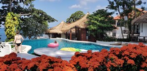 Outdoor pool, a natural pool, pool loungers - Clear View Resort (Koh Tao)