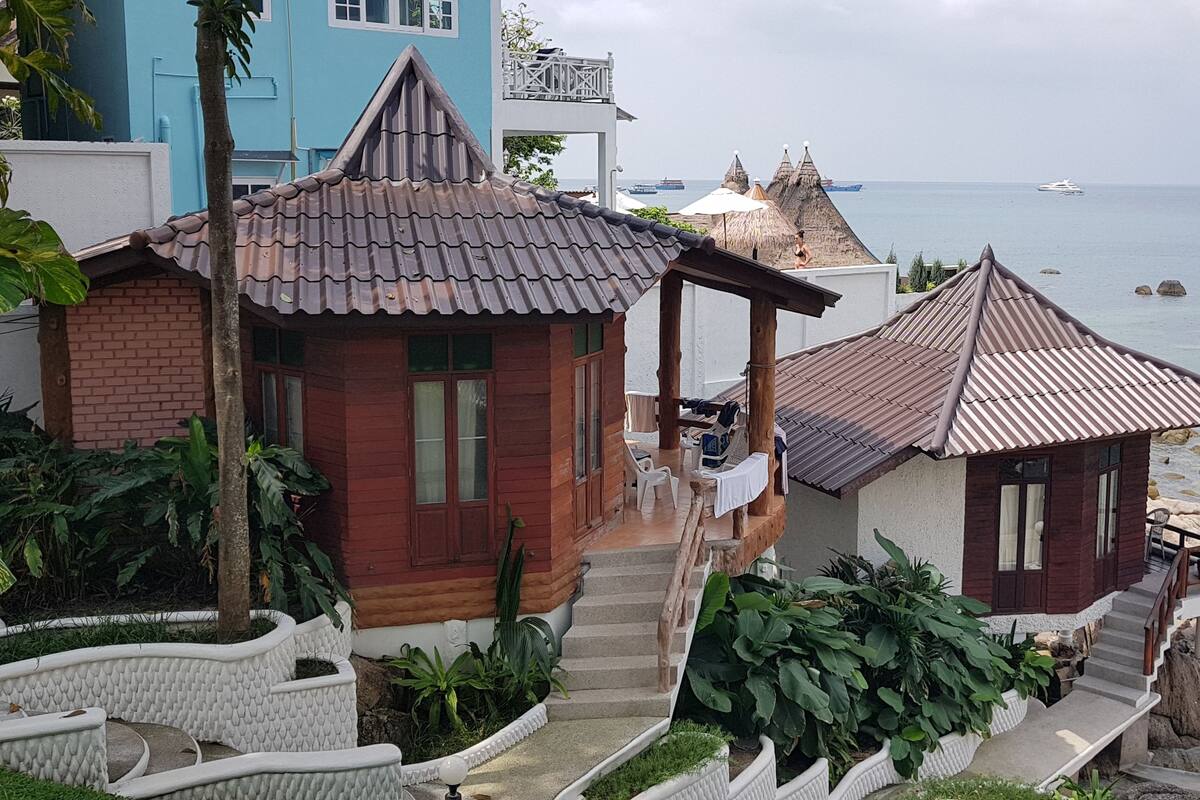 Quadruple Bungalow With Sea View | Peralatan tempat tidur hipoalergenik, bar mini, peti besi dalam bilik 