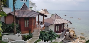 Quadruple Bungalow With Sea View | Allergitestet sengetøy, minibar, safe på rommet og skrivebord