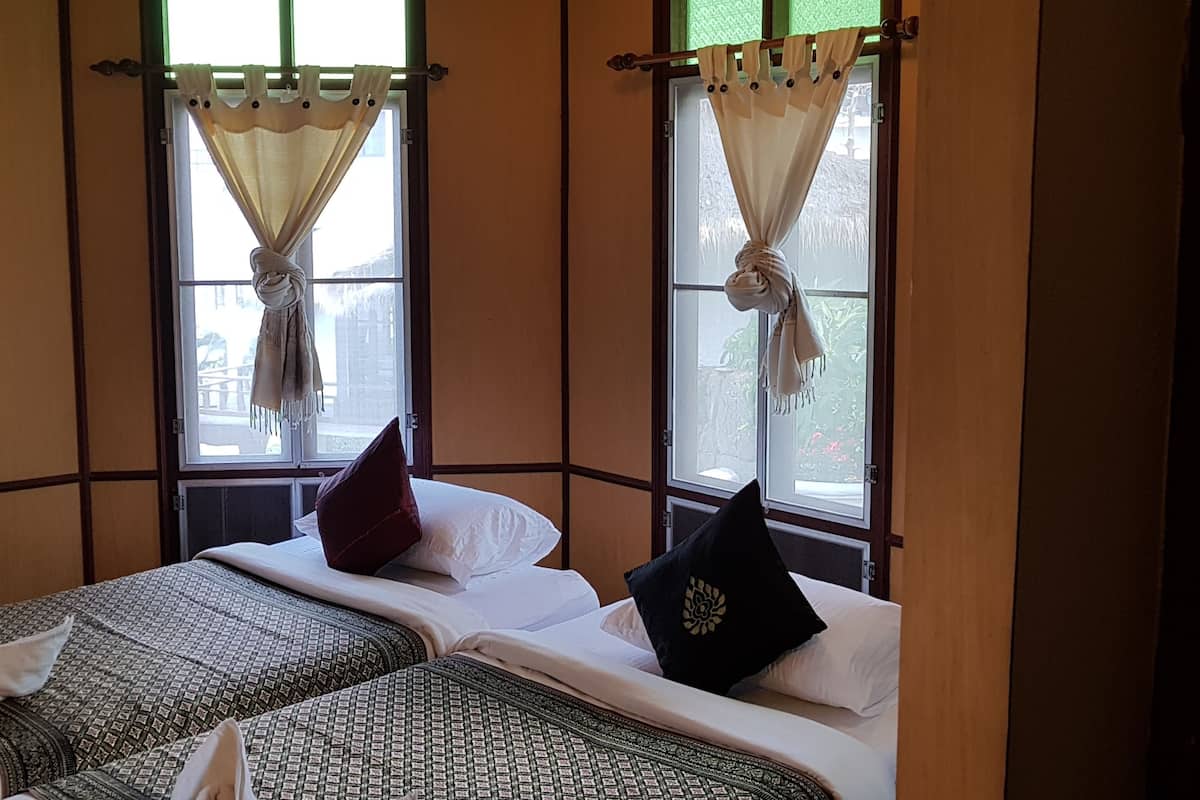 quadruple bungalow with sea view | hypo-allergenic bedding, minibar, in-room safe, desk