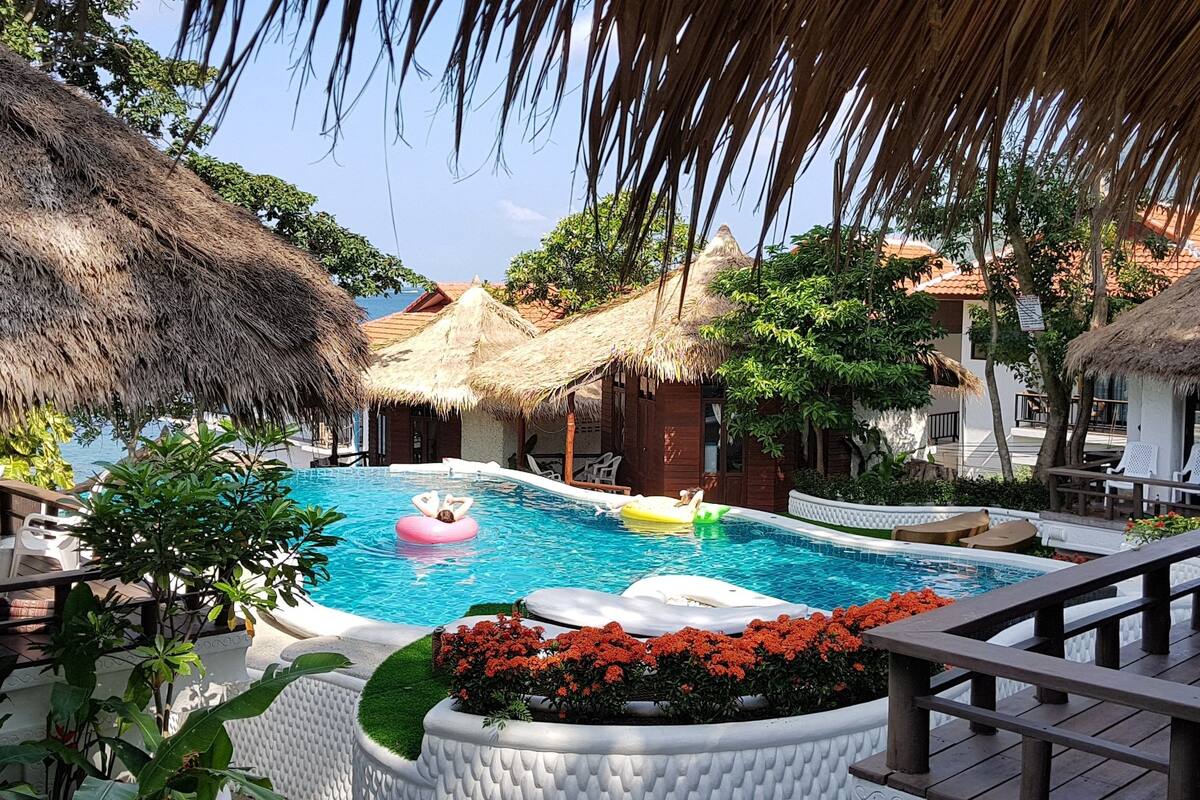 Family Deluxe Bungalow With Sea View | Kolam renang terbuka | Kolam renang terbuka, kolam semula jadi, kerusi lepak pantai 