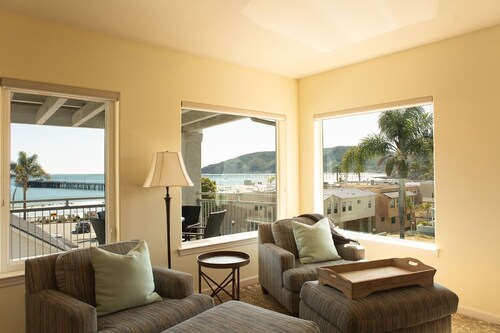 New Condo, Great Views, Excellent Location!