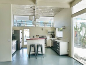 Fridge, microwave, oven, stovetop - MidCentury Modern Pool Home in Twin Palms area. "Living Retro" Cover Home - Retr (Palm Springs)