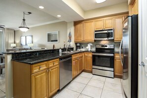 Fridge, microwave, oven, stovetop - Azure 120 Large Gulf front condo (Fort Walton Beach)