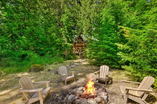 Recently remodeled riverfront home with fireplace, firepit & W/D - dog-friendly