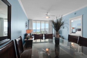 Dining - DIRECTLY ON THE BEACH! RELAX ON THE BALCONY & ENJOY THE VIEWS!! (Fort Walton Beach)