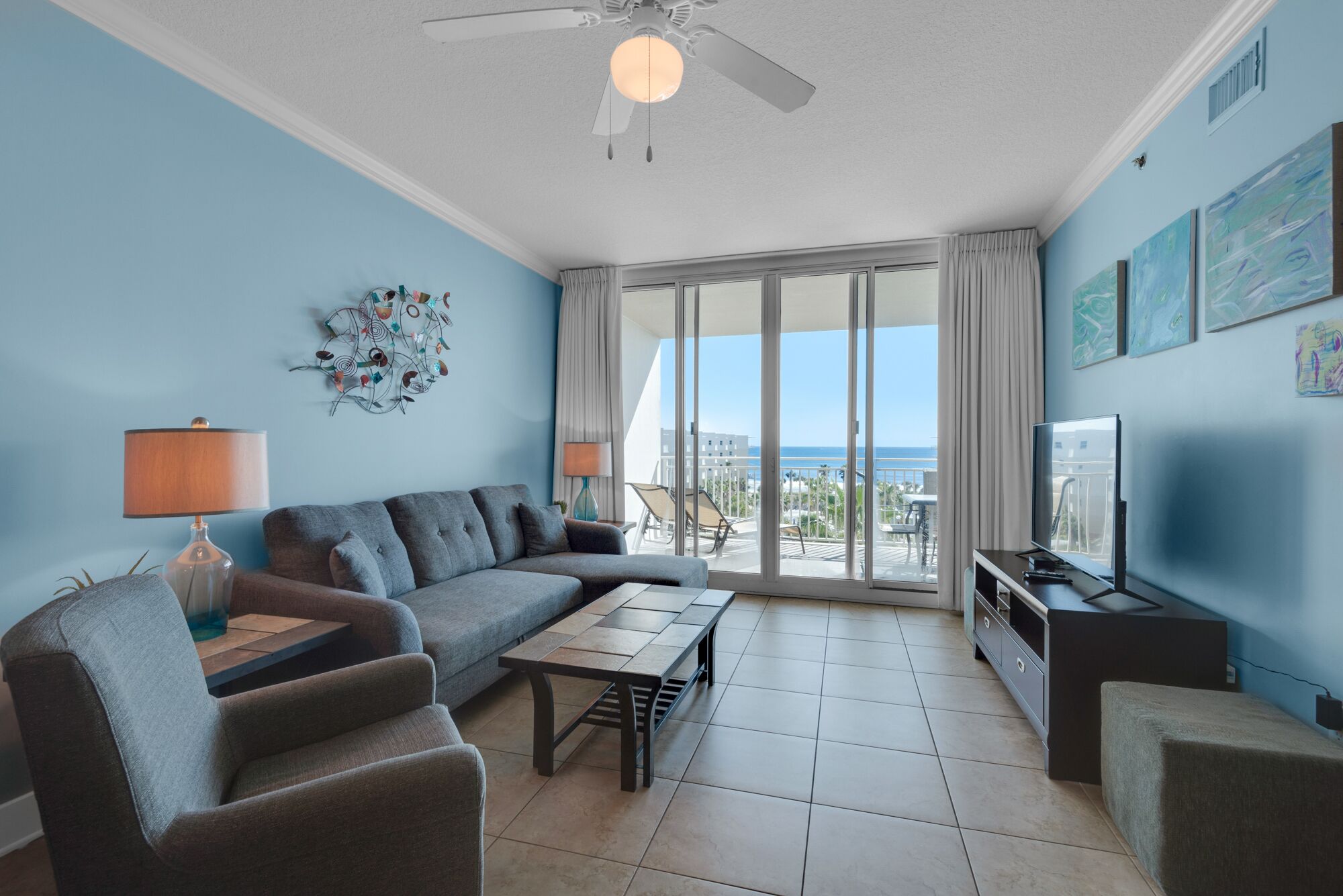 DIRECTLY ON THE BEACH! RELAX ON THE BALCONY & ENJOY THE VIEWS!!