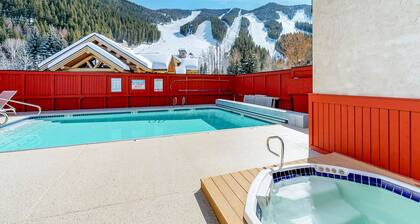 Ski-in / ski-out Alppien huoneisto jaetulla kausiluonteinen allas, poreallas, sauna, ja näkymät