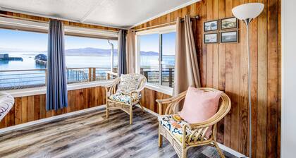 Gorgeous home overlooking the bay near a boat launch - dog-friendly