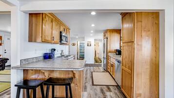 Refrigerador, microondas, horno y parrilla de estufa