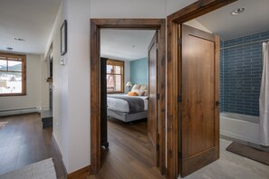 Un dormitorio con cama, ventana y vistas al exterior.