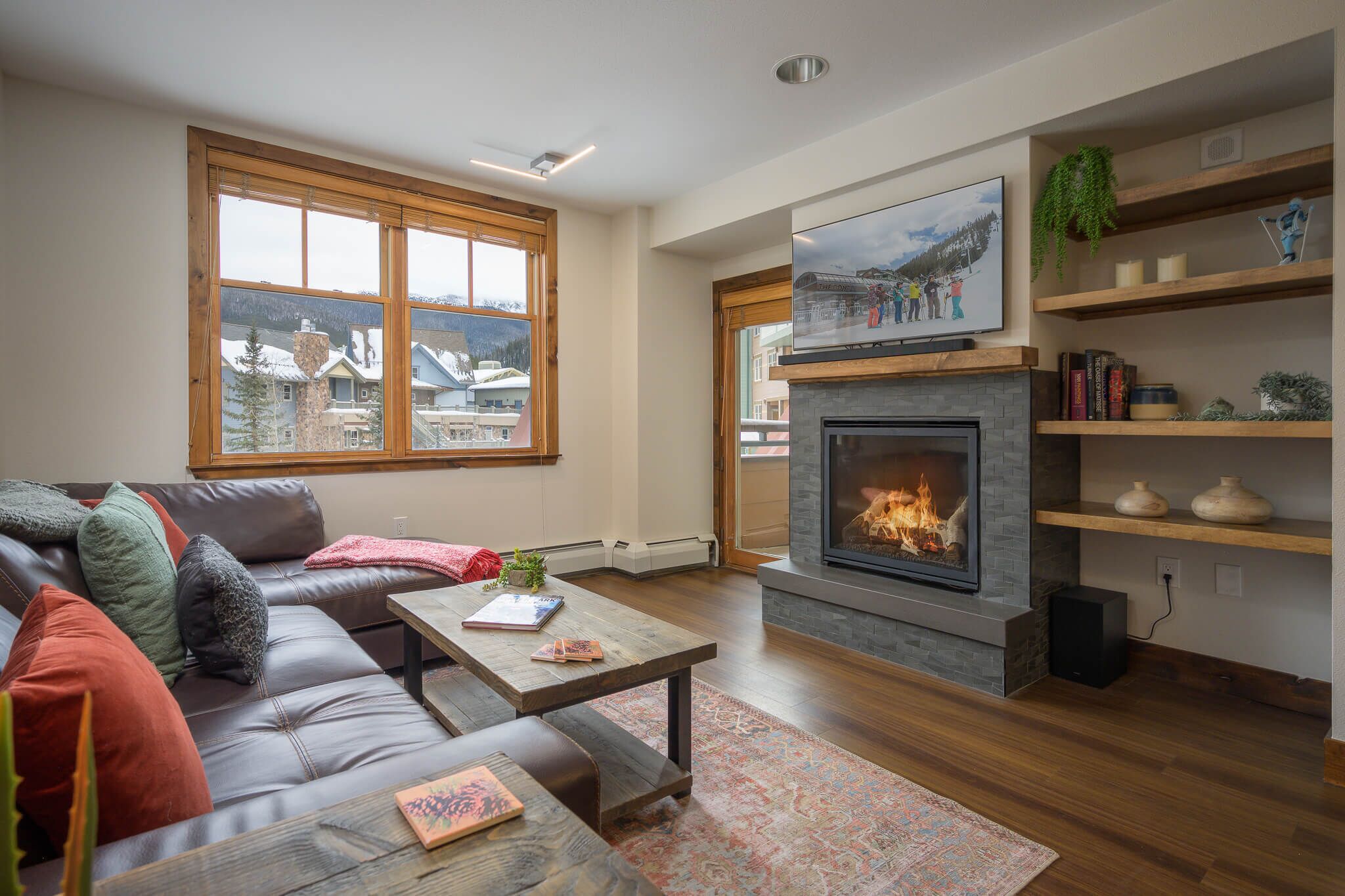 Smart TV, fireplace, DVD player, stereo