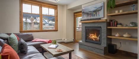 Smart TV, chimenea, reproductor de DVD, estéreo