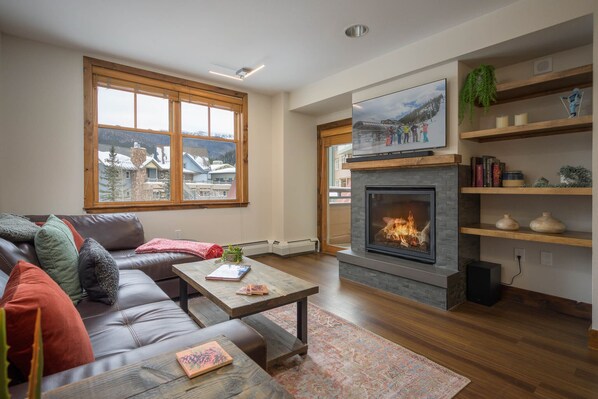 Smart TV, fireplace, DVD player, stereo