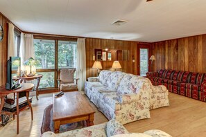 TV, DVD-spiller og stereoanlegg