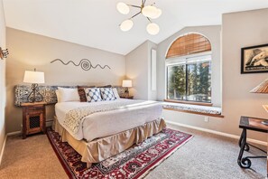 4 bedrooms, iron/ironing board, free WiFi, bed sheets
