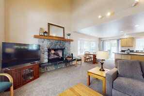 TV, caminetto, lettore DVD, libri