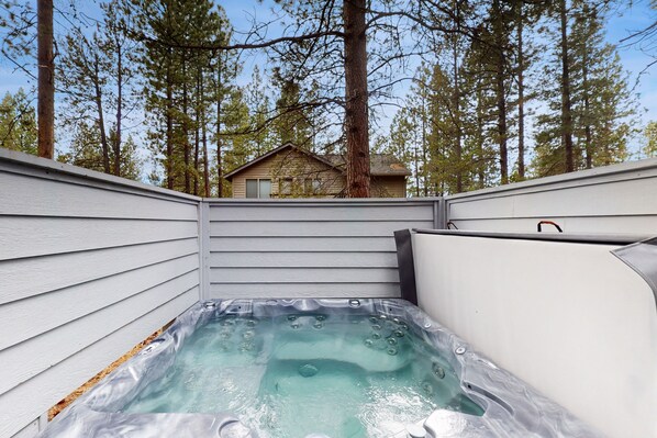 Outdoor spa tub - Cozy Home in the Pines with Private Hot Tub - Convenient Location, 8 SHARC Passes (Sunriver)