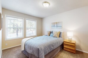 3 bedrooms, iron/ironing board, Internet, bed sheets - Cozy Home in the Pines with Private Hot Tub - Convenient Location, 8 SHARC Passes (Sunriver)