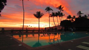 A pool area with palm trees and a sunset view. - Ma'alaea Surf Unit E3-1 BR Ground Floor Beachfront Condo, Wi-Fi, AC, Pool, TV (Kihei)