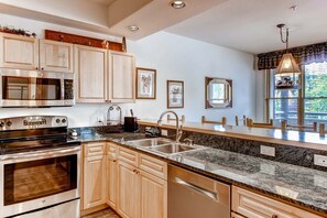 Kylskåp, mikrovågsugn, spishäll och diskmaskin