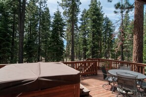 Outdoor dining - Lovely large home, hot tub, pet ok, private setting, hike out the back door (Tahoe Vista)