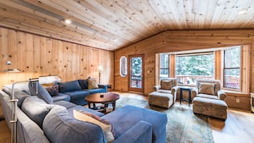 Een televisie, een open haard, een dvd-speler en een stereo