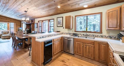 Lovely large home, hot tub, pet ok, private setting, hike out the back door