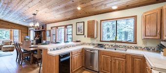 Lovely large home, hot tub, pet ok, private setting, hike out the back door