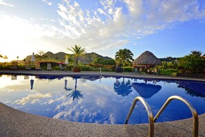 Pool - Luxury Condo, Ocean & Golf Course View, access (Herradura)