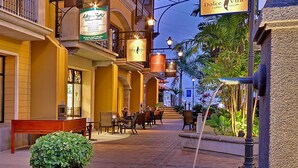 An indoor atrium with a café, outdoor seating, and a sign for Dolce Vita Sweets. - Luxury Condo, Ocean & Golf Course View, access (Herradura)
