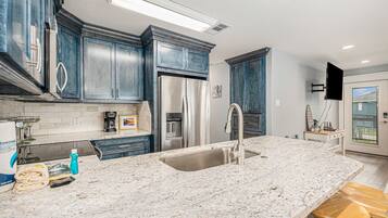 Full-size fridge, microwave, oven, stovetop