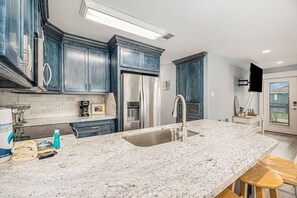 Full-sized fridge, microwave, oven, stovetop