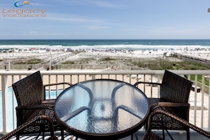 Outdoor dining - Summer Place 307 - 3 Bd Beachfront Condo - Sleeps 10! Free Beach Service! (Fort Walton Beach)