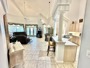 TV, DVD player - Villa close to beach Includes 6-Seat Golf Cart! 5257 TS (Miramar Beach)