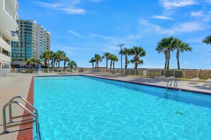 Una piscina techada, una piscina climatizada