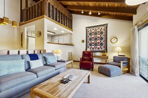 Fernseher, Kamin, Tischtennisplatte, Bücher