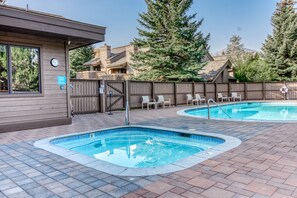 A heated pool - Rustic home with gas fireplace, pool & hot tub - ski-in/out to Dollar Mountain (Sun Valley)