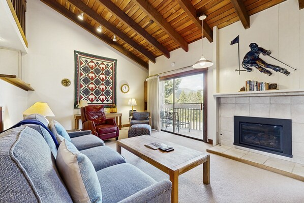 Fernseher, Kamin, Tischtennisplatte, Bücher