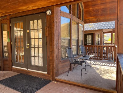 Cozy "Tiny Home" style Cabin Perfect for Couples and Families