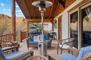 Terrace/patio - 20% Off December "Mountain Spirit Riverside" Prime Riverfront Cabin, In Town,1 Block to Ski! (Red River)