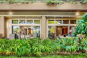 Outdoor dining - Luxury ground floor condo with peaceful lanai (Lahaina)