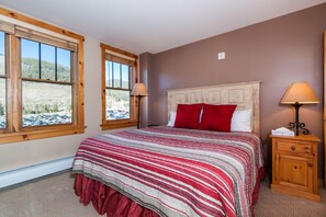 1 bedroom, iron/ironing board, internet, bed sheets - River Run Condo, Mountain Views, Short Walk to Lifts/Shops/Dining (Keystone)