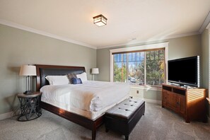 4 bedrooms, iron/ironing board, WiFi, bed sheets - Awbrey - Amazing! Steps to Downtown & River, Gorgeous, Newer, A/C (Bend)