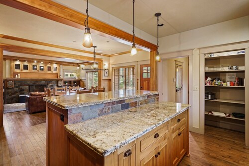 Awbrey - Amazing! Steps to Downtown & River, Gorgeous, Newer, A/C